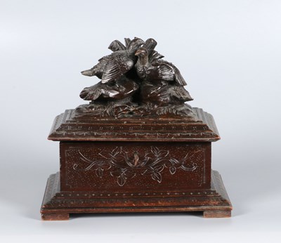 Lot 11 - Schwarzwäld gesneden houten sieraden doos 19e eeuw