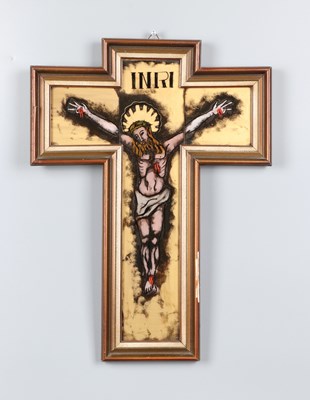 Lot 460 - Kruisbeeld met achterglasschildering van Christus.