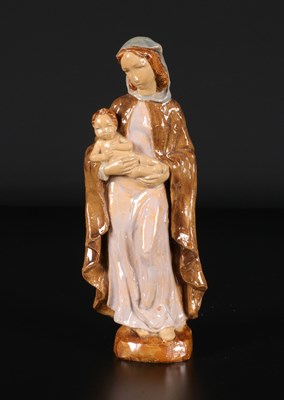 Lot 132 - Geëmailleerd keramisch beeld van de Heilige Maagd Maria en het Kind.