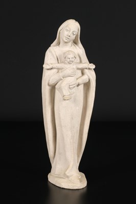Lot 152 - Ongeglazuurde keramische figuur van Madonna met Kind door Frans Balendong