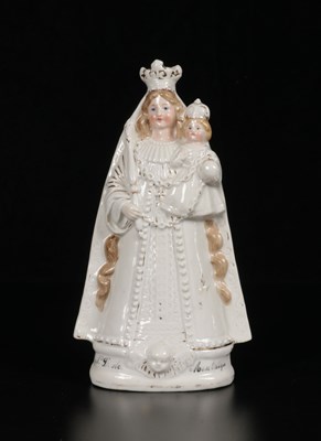 Lot 84 - Polychroom en verguld porseleinen beeld van Onze-Lieve-Vrouw van Montaigu.