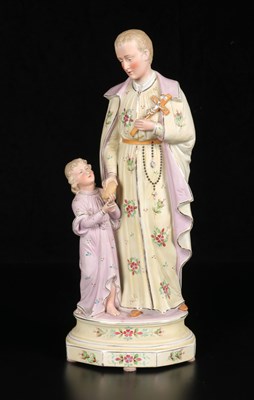 Lot 136 - Porseleinen beeld van een heilige met kind