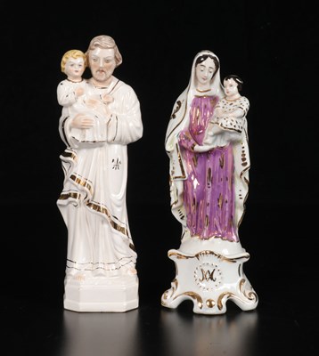 Lot 87 - Twee porseleinen beelden van Sint Jozef en Madonna met Kind.