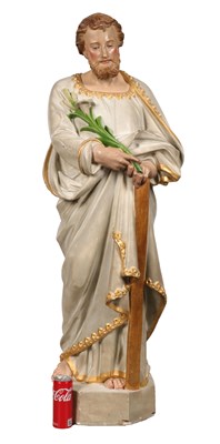 Lot 184 - Zeer groot polychroom keramisch beeld van Sint Jozef met lelies.