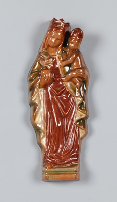 Lot 76 - Keramisch wandbeeld van Madonna met Kind