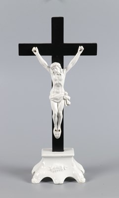 Lot 138 - Porseleinen kruisbeeld met Lam Gods-reliëf