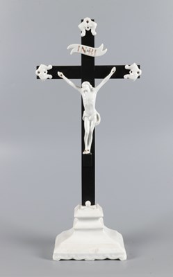 Lot 137 - Porseleinen kruisbeeld met corpus Christi en gestileerde voet