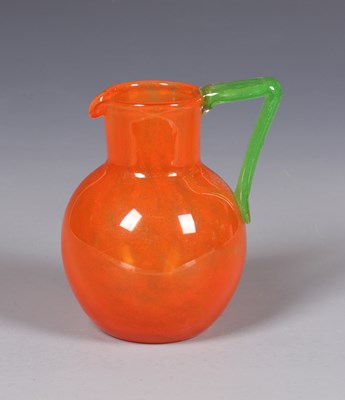 Lot 33 - Charles Schneider (1881–1953), glazen oranje tango schenkkan.