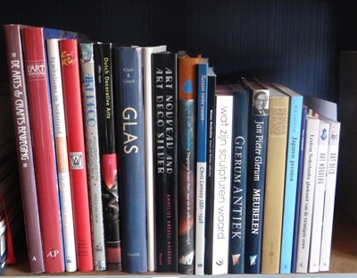 Lot 62 - Toegepaste kunst - Lot met 21 diverse boeken en publicaties