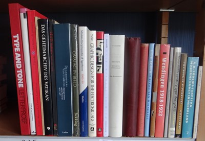 Lot 76 - Boekwetenschap - Lot met 21 boeken en publicaties met betrekking tot boekwetenschap