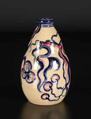 Lot 30 - Vaasje met abstract decor, N.V. De Sphinx Maastricht