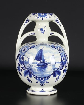 Lot 182 - Vaas met zeilboten, Société Céramique, ca 1930.
