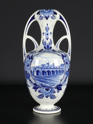 Lot 33 - Kapitale amphora vaas met Sint-Servaasbrug Maastricht, Société Céramique