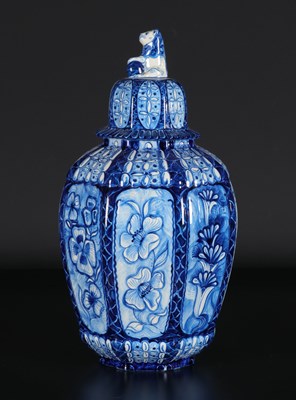 Lot 34 - Dekselvaas met bloemen, Wim Visser, De Sphinx