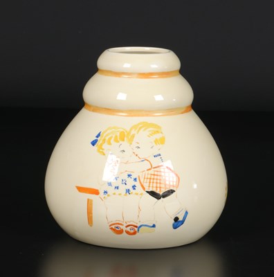 Lot 40 - Vaas met kinderen, decor ‘Emmy’, Société Céramique