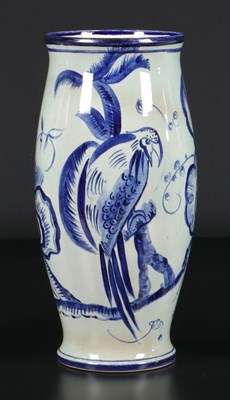 Lot 130 - Vaas met papegaaien- en bloemdecor, De Sphinx