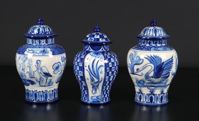Lot 102 - Drie dekselvazen met vogels, Wim Visser, De Sphinx