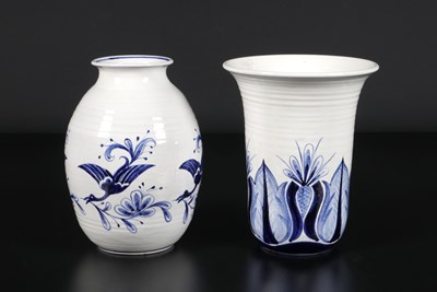 Lot 45 - Twee vazen met blauw decor, ontwerp Wim Visser, De Sphinx
