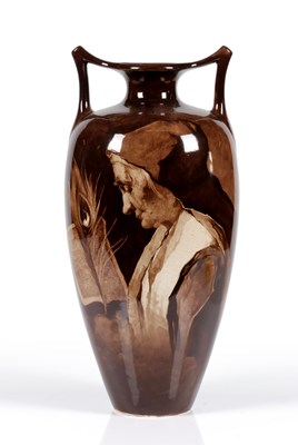 Lot 178 - Siervaas met lezende vrouw, Henri Breetvelt, Société Céramique