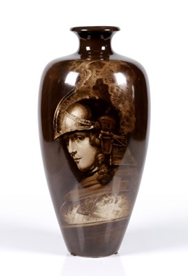 Lot 177 - Siervaas met jonge man in harnas, Henri Breetvelt, Société Céramique