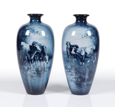 Lot 59 - Paar vazen met koeien aan de waterkant, Henri Breetvelt, Société Céramique