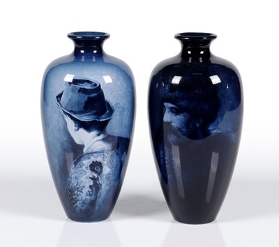 Lot 60 - Twee vazen met mannelijke portretten, Henri Breetvelt, Société Céramique