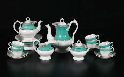 Lot 80 - 17-delig servies met groen accent, Petrus Regout
