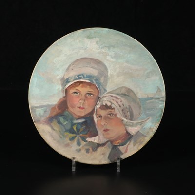 Lot 137 - Schotel met twee meisjes in klederdracht, Société Céramique