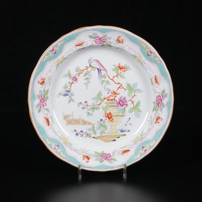 Lot 140 - Schotel met bloemen en parkiet, decor ‘Portici’, Pierre Regout