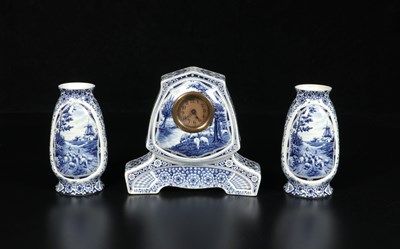 Lot 131 - Driedelig klokkenstel met decor 'Berger', Société Céramique