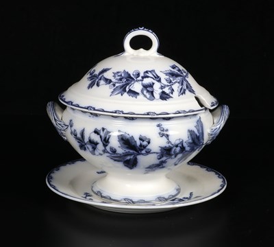 Lot 153 - Soepterrine met onderschotel, decor ‘Etruria’, Société Céramique