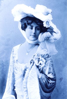 Lot 160 - Portret tegel van Miss Mary Studholme, Henri Breetvelt, Société Céramique