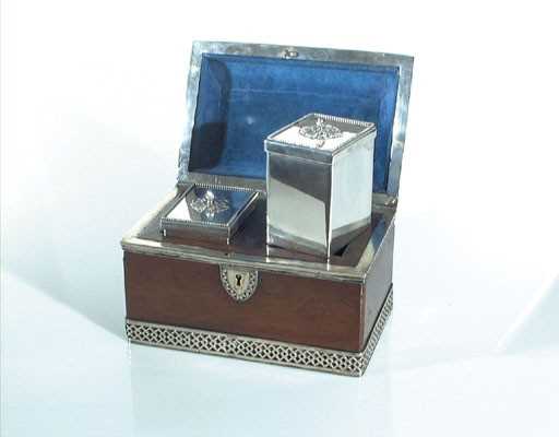 Lot 3121 - 18e eeuwse koloniale mahoniehouten theekist