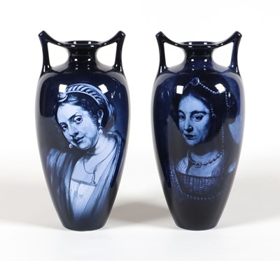 Lot 142 - Twee vazen met portretten van vrouwen, Henri Breetvelt, Société Céramique