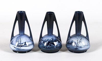Lot 129 - Drie vaasjes met landschappen, Société Céramique
