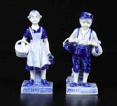 Lot 77 - Twee beeldjes ‘Moeders hulp’ en ‘Vaders maaltijd’