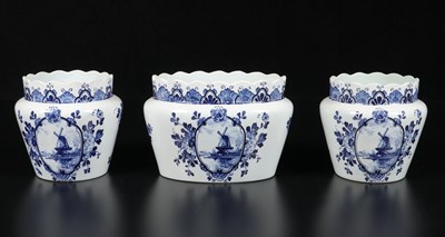 Lot 216 - Drie bloempotten met molens, Mosa Maastricht