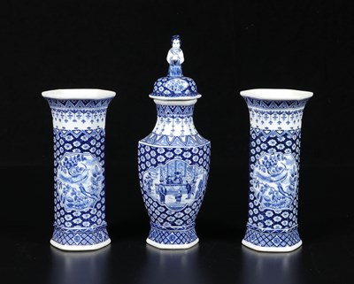 Lot 94 - Driedelig kaststel met Chinoiserie decor, Mosa Maastricht