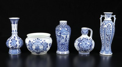 Lot 220 - Vier diverse vazen en cachepot met Delfts Blauw decor, Mosa Maastricht