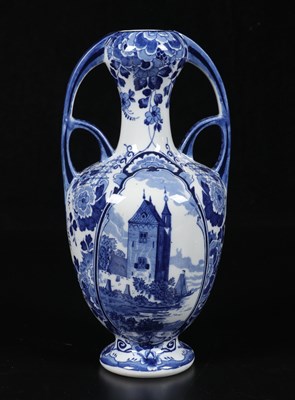 Lot 98 - Vaas met molenlandschap, naar Delfts blauw voorbeeld, Mosa Maastricht