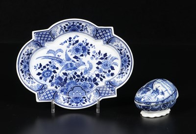 Lot 223 - Schaal en eierdoosje, naar Delfts blauw voorbeeld, Mosa Maastricht