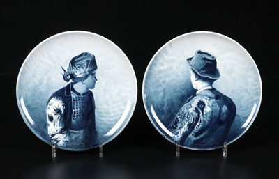 Lot 246 - Twee borden met figuren in regionale dracht, Henri Breetvelt, Société Céramique