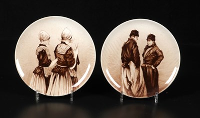 Lot 247 - Twee wandborden met folkloristische figuren, Henri Breetvelt, Société Céramique