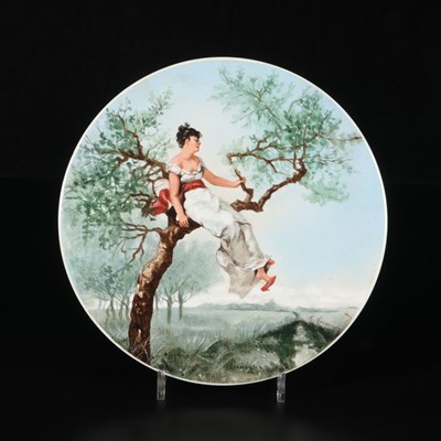 Lot 249 - Schotel met zittende vrouw in boom, Emma Janson, Société Céramique