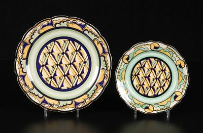 Lot 253 - Twee borden met abstract decor 'Xerxes' en 'Memphis', Petrus Regout & Co.