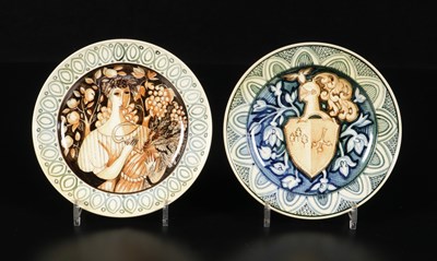 Lot 255 - Twee borden, vrouw met korenaar en familiewapen, Pierre Daems, De Sphinx