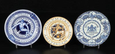 Lot 259 - Drie borden met voorstelling IXe Olympiade Amsterdam 1928