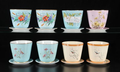 Lot 278 - Acht handbeschilderde cachepots met bloemdecor, Petrus Regout