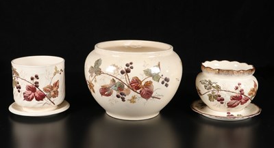 Lot 282 - Cachepots en onderschotels met decor ‘Braambes’, Société Céramique