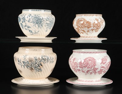Lot 284 - Vier cachepots met bloemendecor, Petrus Regout